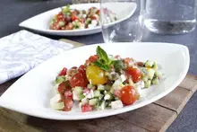 Salade de tomates, fraises et concombre au coulis de fraises