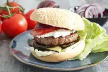 Burger végétarien houmous courgette et féta