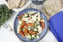 Poêlée de courgettes et poulet aux tomates confites