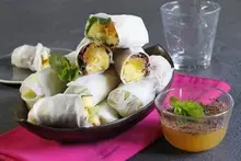 Rouleaux de printemps aux fruits exotiques et copeaux de chocolat