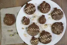 Sablés boules de Noël au chocolat et cannelle