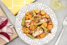 Poulet aux asperges, carottes et oignon rouge