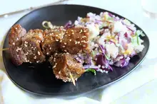 Brochettes Le Gourmand miel sésame et salade de quinoa, chou rouge et fêta