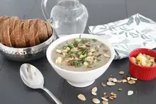 Velouté de champignons aux lentilles au Comté et amandes grillées