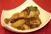 Cuisses de poulet aux poires et oignons