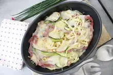 Gratin aux tagliatelles de pâtes, courgettes et jambon