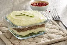 Gratin de purée au fromage frais, steak haché, courgettes