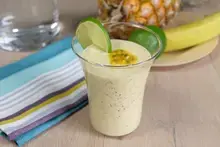 Smoothie exotique ananas, coco, passion