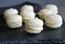 Macaron ganache chocolat blanc et fruits de la passion
