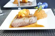 Tournedos de boeuf chutney ananas papaye et purée de patate douce
