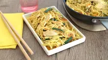 Nouilles à poeler saveur poulet à l'asiatique aux courgettes