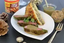 Filets de canette en crôute d'herbes sauce périgourdine et pommes paillasson