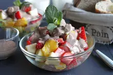Salade de fruits sauce Nesquik et amandes