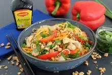 Nouilles sautées au poulet et aux légumes à l'Arome