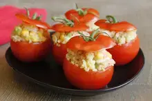 Tomates farcies au boulgour et légumes croquants