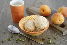 Glace abricots pistaches au lait concentré