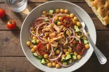 Salade hivernale végane aux pois chiches, concombre, tomates confites et émincés GARDEN GOURMET®