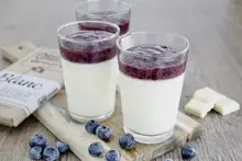 Panna cotta au chocolat blanc et coulis de myrtilles