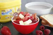 Salade de fruits estivale bol de Nesquik et biscottes