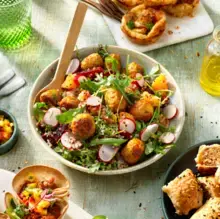 Salade printanière et boulettes aux légumes