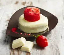 Fondant au citron, glaçage au chocolat et granité de fraises