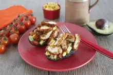 Avocats farcis au poulet croustillant au air fryer