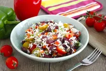 Salade de riz, poivrons, haricots rouges et tomates