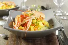Langoustines et nage de petits légumes au safran