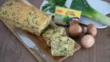 Cake champignons poireaux emmental à l'ail et persil