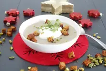 Velouté de champignons, chantilly au pain d'épices et pistaches