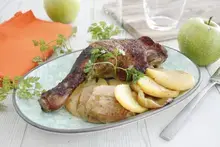 Cuisses de canard aux deux pommes en cocotte