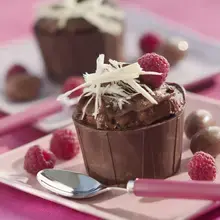 Nid croquant à la mousse au chocolat et framboises