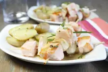 Brochettes de saumon sauce champignon et petites rattes