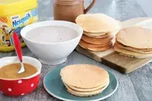 Pancakes à la compotée de pomme et bol de NESQUIK