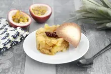 Ananas rôti aux épices, sauce passion et tuiles au romarin et lait concentré sucré