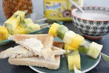 Brochettes de fruits exotiques, bol de NESQUIK au pain toasté