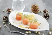 Makis de saumon fumé au radis noir mangue et grenade sauce mangue passion Arome
