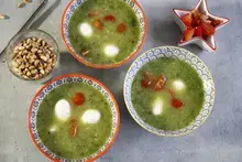 Velouté glacé courgettes basilic billes de mozzarella