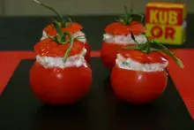 Tomates farcies crevettes et saumon aux légumes croquants