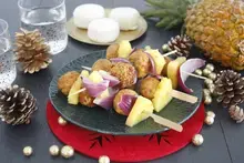 Brochettes festives ananas, chèvre au pain d'épices et boulettes de légumes