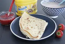 Crêpes à la compotée de fraises et bol de NESQUIK
