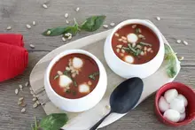 Velouté de tomates billes de mozzarella basilic pignons grillés
