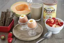 Brunch oeuf à la coque, Ricoré et salade de fruits