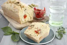 Cake au tofu, olives et tomates confites
