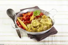 Sauté de porc à la cacahuète, poivrons rouges et épis de maïs