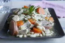 Sauté de porc à la saucisse de Morteau et haricots blancs