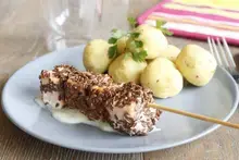 Pommes dauphines et brochettes de saumon