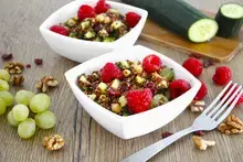 Salade quinoa, concombre, tomate, framboises persil