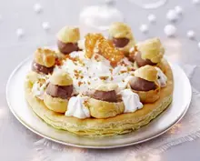 Gâteau de choux glacé au chocolat praliné et chantilly au pain d'épices