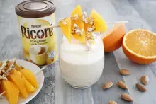Boisson RICORÉ® Original, Café & Chicorée chantilly et brochette orange et amandes grillées
